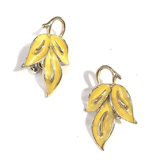CORO EARLY 70s VINTAGE GOLD-TONE YELLOW THREE LEAF DROP CLIP-ON 1.3" EARRINGS - Picture 7 of 8